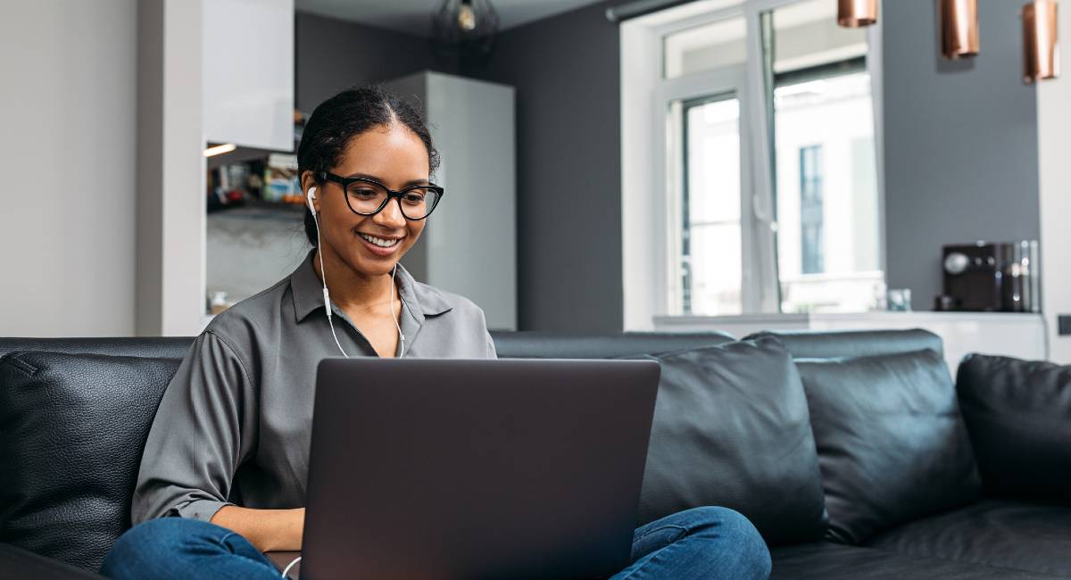 woman reading fashion business tips